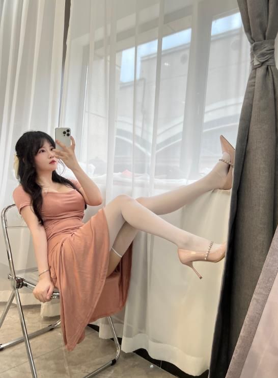 是依酱吖 丰满蕾丝情趣内衣写真图包合集下载