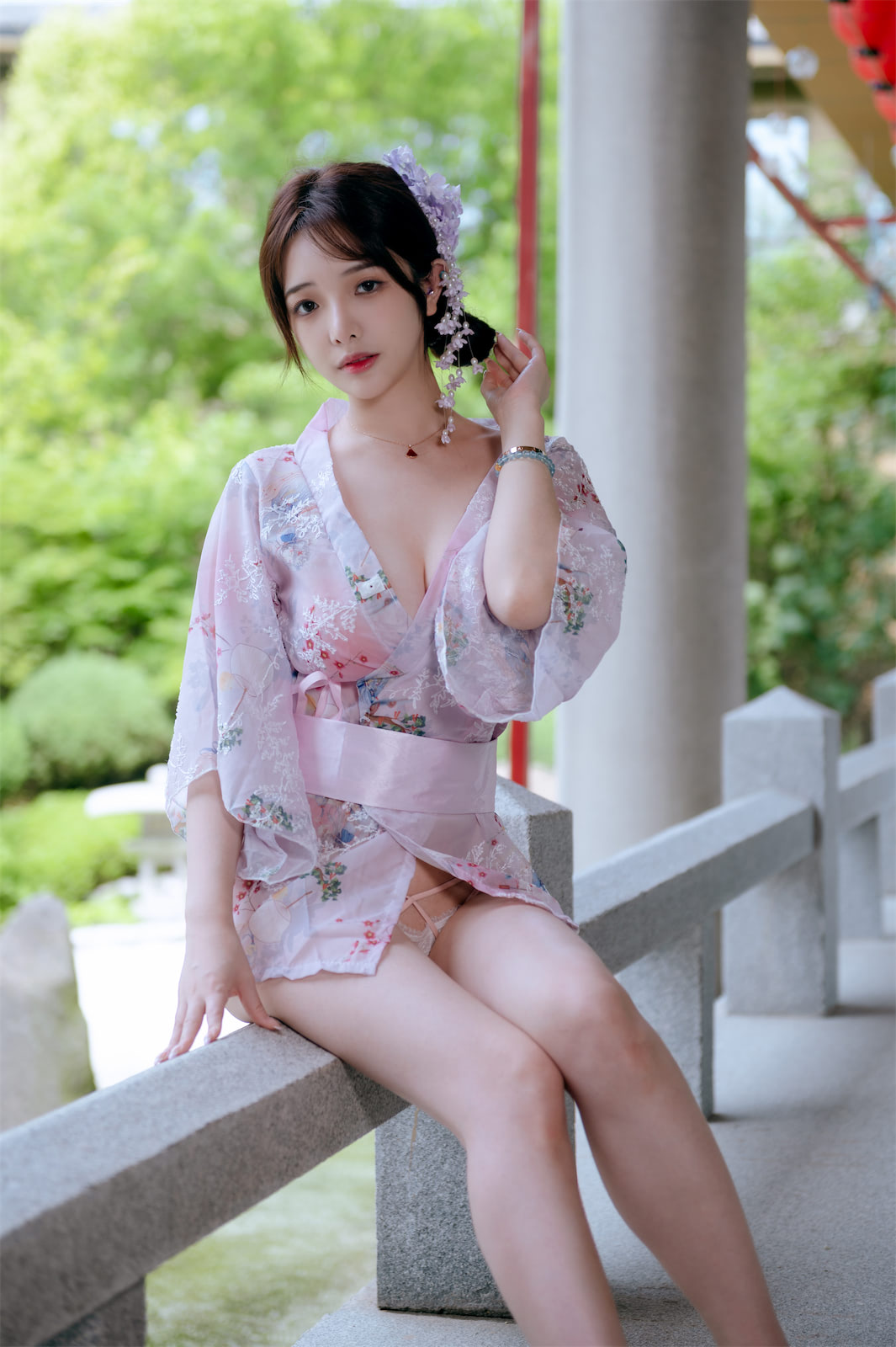 雯妹不讲道理 低胸果足粉色肉丝写真图包资源合集下载