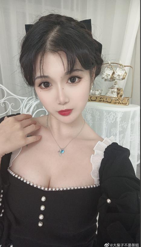 一米八的大梨子 旗袍黑丝御姐写真图片以及视频合集下载