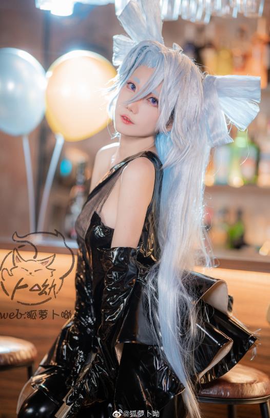 狐萝卜呦 黑丝旗袍御姐写真图包合集下载