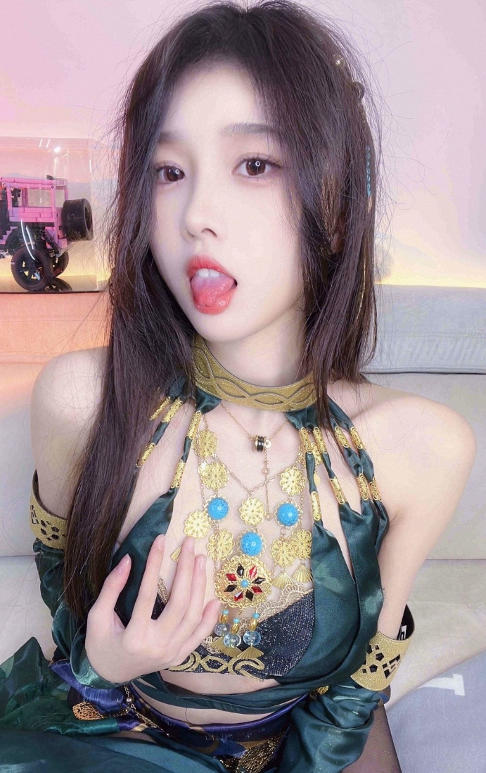 小小奶瓶儿软萌系白丝萝莉写真图包及视频合集下载