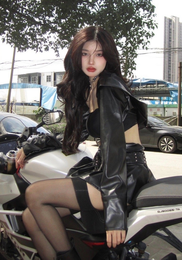 林崔崔 夜店性感黑丝御姐 写真图包下载