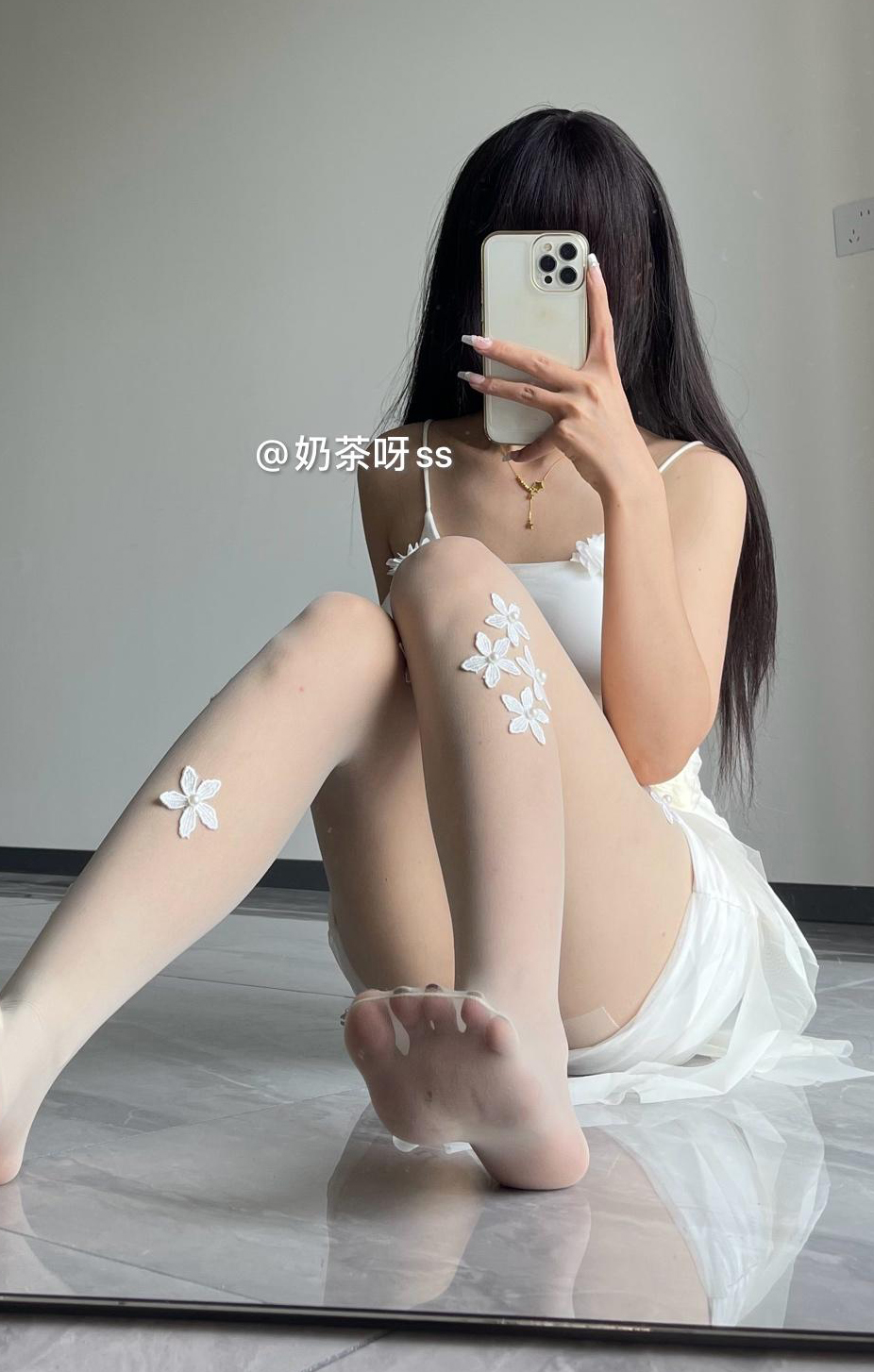 热乎乎的奶茶 玉足控福利 私房写真套图下载