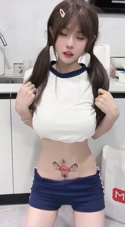 给乔买裙子 护士装制服诱惑写真全集下载