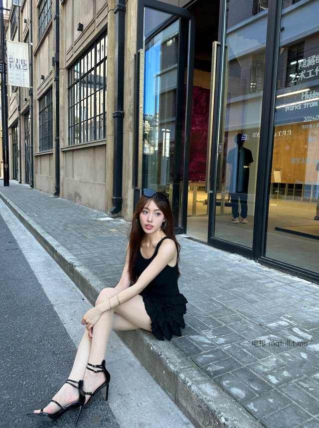 叫我草莓就好啦 黑丝美腿福利写真资源下载