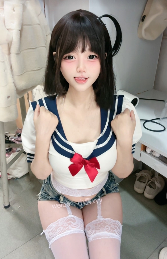 小雲 吊带黑丝美腿福利 写真资源合集下载